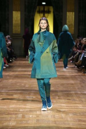 イッセイ ミヤケ、オーロラの光を宿したファブリック【2017-18秋冬ウィメンズ】