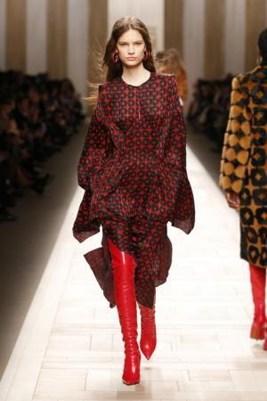 フェンディ、ローマの夜明けに佇むヒロインをジオメトリックで表現【2017-18秋冬ウィメンズ】