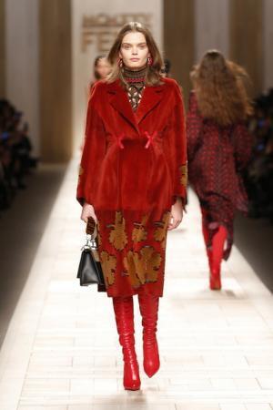 フェンディ、ローマの夜明けに佇むヒロインをジオメトリックで表現【2017-18秋冬ウィメンズ】