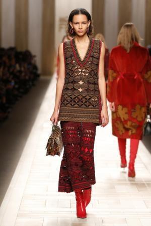 フェンディ、ローマの夜明けに佇むヒロインをジオメトリックで表現【2017-18秋冬ウィメンズ】