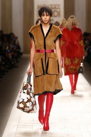 フェンディ、ローマの夜明けに佇むヒロインをジオメトリックで表現【2017-18秋冬ウィメンズ】