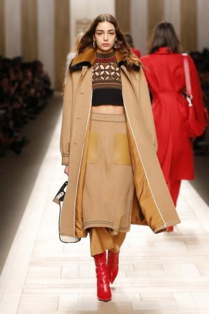 フェンディ、ローマの夜明けに佇むヒロインをジオメトリックで表現【2017-18秋冬ウィメンズ】