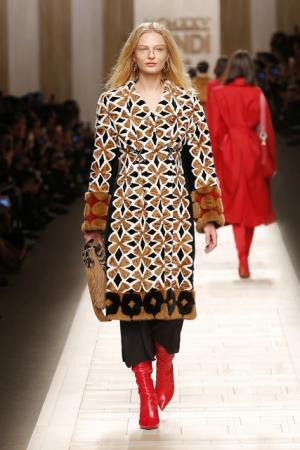 フェンディ、ローマの夜明けに佇むヒロインをジオメトリックで表現【2017-18秋冬ウィメンズ】