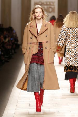 フェンディ、ローマの夜明けに佇むヒロインをジオメトリックで表現【2017-18秋冬ウィメンズ】