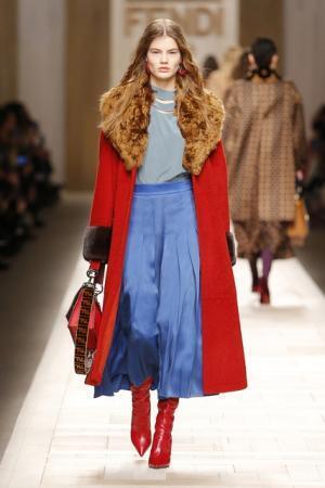 フェンディ、ローマの夜明けに佇むヒロインをジオメトリックで表現【2017-18秋冬ウィメンズ】