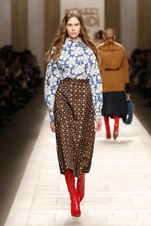 フェンディ、ローマの夜明けに佇むヒロインをジオメトリックで表現【2017-18秋冬ウィメンズ】