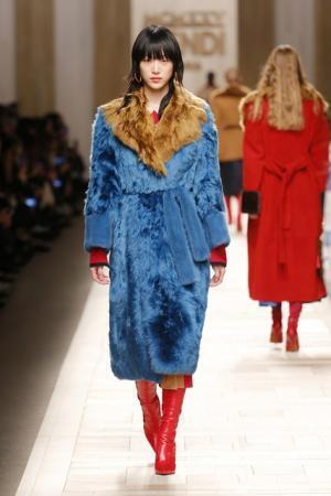 フェンディ、ローマの夜明けに佇むヒロインをジオメトリックで表現【2017-18秋冬ウィメンズ】