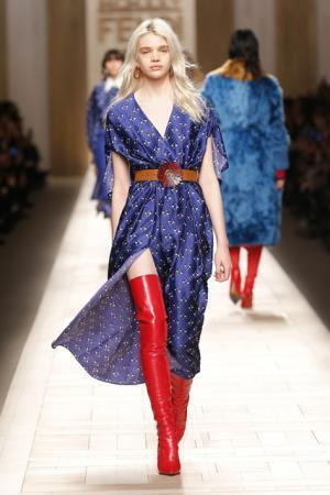 フェンディ、ローマの夜明けに佇むヒロインをジオメトリックで表現【2017-18秋冬ウィメンズ】