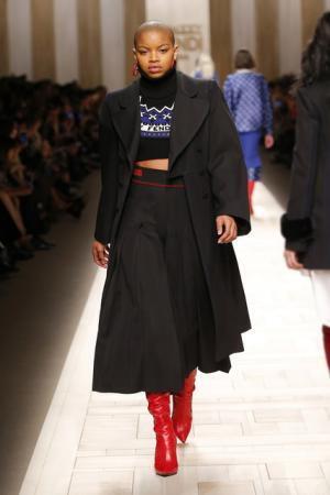 フェンディ、ローマの夜明けに佇むヒロインをジオメトリックで表現【2017-18秋冬ウィメンズ】