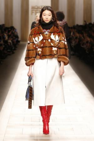 フェンディ、ローマの夜明けに佇むヒロインをジオメトリックで表現【2017-18秋冬ウィメンズ】