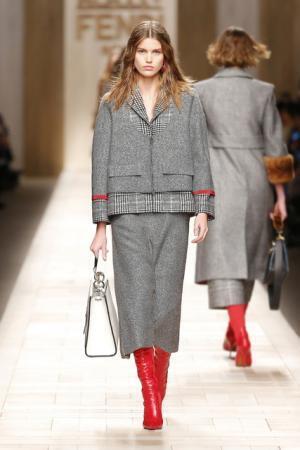 フェンディ、ローマの夜明けに佇むヒロインをジオメトリックで表現【2017-18秋冬ウィメンズ】