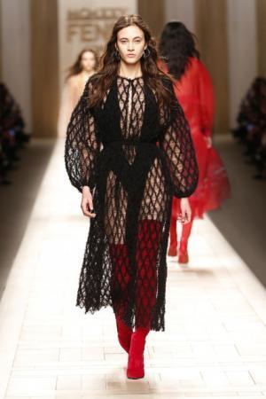 フェンディ、ローマの夜明けに佇むヒロインをジオメトリックで表現【2017-18秋冬ウィメンズ】