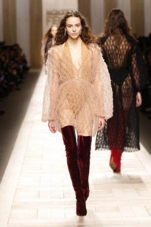 フェンディ、ローマの夜明けに佇むヒロインをジオメトリックで表現【2017-18秋冬ウィメンズ】