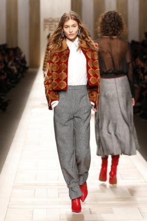 フェンディ、ローマの夜明けに佇むヒロインをジオメトリックで表現【2017-18秋冬ウィメンズ】