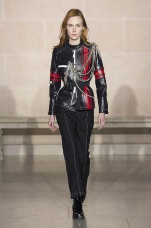 ルイ・ヴィトン、ノマドのスタイルから導き出す境界線へのアプローチ【2017-18秋冬ウィメンズ】