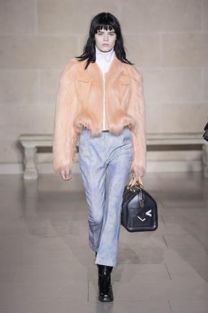 ルイ・ヴィトン、ノマドのスタイルから導き出す境界線へのアプローチ【2017-18秋冬ウィメンズ】