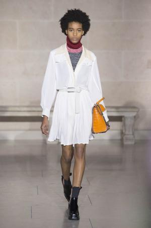 ルイ・ヴィトン、ノマドのスタイルから導き出す境界線へのアプローチ【2017-18秋冬ウィメンズ】