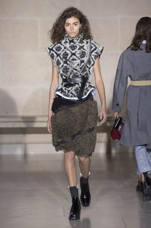 ルイ・ヴィトン、ノマドのスタイルから導き出す境界線へのアプローチ【2017-18秋冬ウィメンズ】