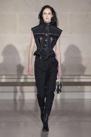 ルイ・ヴィトン、ノマドのスタイルから導き出す境界線へのアプローチ【2017-18秋冬ウィメンズ】