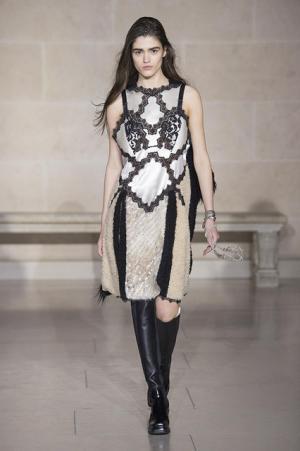 ルイ・ヴィトン、ノマドのスタイルから導き出す境界線へのアプローチ【2017-18秋冬ウィメンズ】