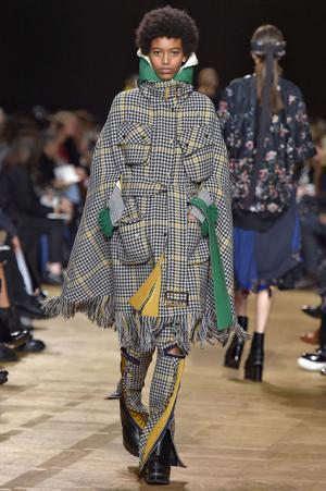 留まることなきハイブリッド、躍動するサカイのワードローブ【2017-18秋冬ウィメンズ】