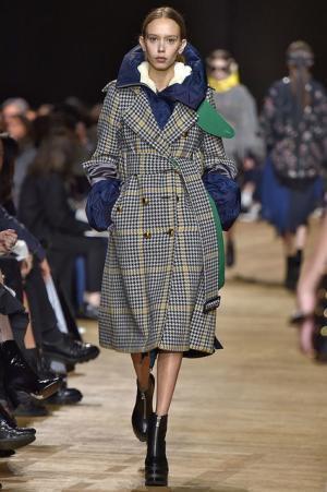 留まることなきハイブリッド、躍動するサカイのワードローブ【2017-18秋冬ウィメンズ】