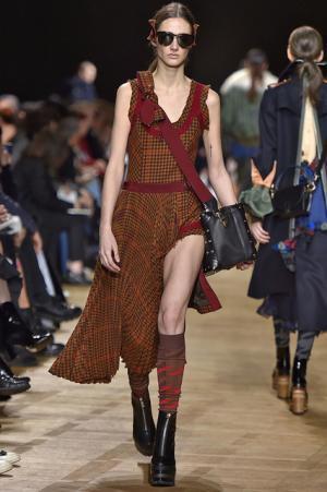 留まることなきハイブリッド、躍動するサカイのワードローブ【2017-18秋冬ウィメンズ】