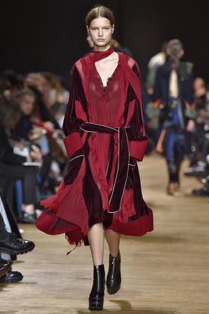 留まることなきハイブリッド、躍動するサカイのワードローブ【2017-18秋冬ウィメンズ】