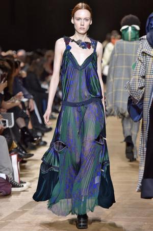 留まることなきハイブリッド、躍動するサカイのワードローブ【2017-18秋冬ウィメンズ】