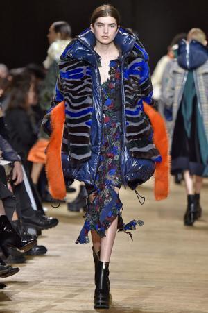 留まることなきハイブリッド、躍動するサカイのワードローブ【2017-18秋冬ウィメンズ】