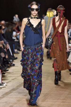 留まることなきハイブリッド、躍動するサカイのワードローブ【2017-18秋冬ウィメンズ】