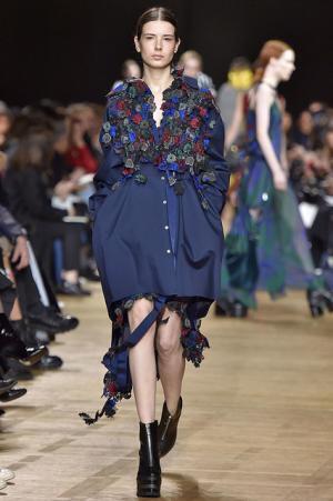 留まることなきハイブリッド、躍動するサカイのワードローブ【2017-18秋冬ウィメンズ】