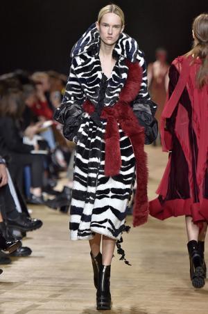 留まることなきハイブリッド、躍動するサカイのワードローブ【2017-18秋冬ウィメンズ】