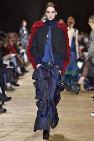 留まることなきハイブリッド、躍動するサカイのワードローブ【2017-18秋冬ウィメンズ】