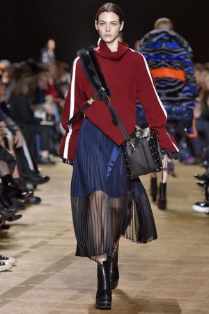 留まることなきハイブリッド、躍動するサカイのワードローブ【2017-18秋冬ウィメンズ】