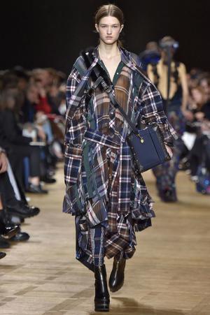 留まることなきハイブリッド、躍動するサカイのワードローブ【2017-18秋冬ウィメンズ】