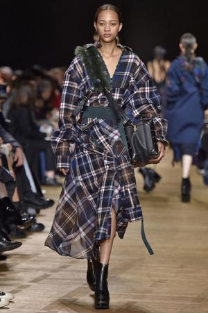 留まることなきハイブリッド、躍動するサカイのワードローブ【2017-18秋冬ウィメンズ】