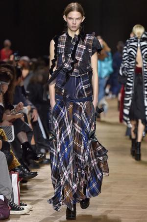 留まることなきハイブリッド、躍動するサカイのワードローブ【2017-18秋冬ウィメンズ】