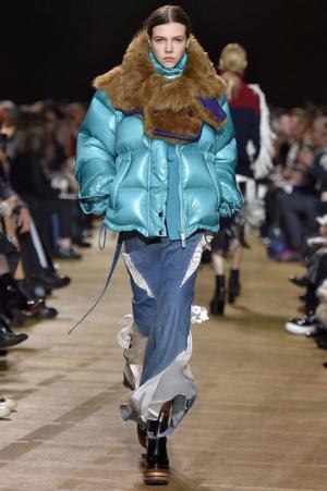 留まることなきハイブリッド、躍動するサカイのワードローブ【2017-18秋冬ウィメンズ】