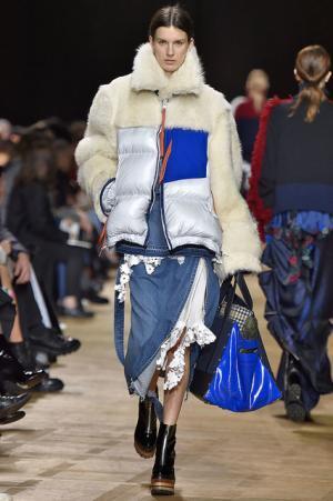 留まることなきハイブリッド、躍動するサカイのワードローブ【2017-18秋冬ウィメンズ】