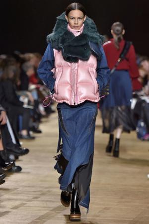 留まることなきハイブリッド、躍動するサカイのワードローブ【2017-18秋冬ウィメンズ】