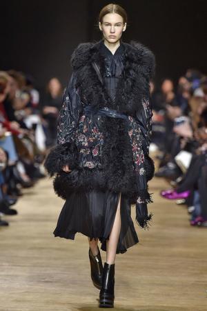 留まることなきハイブリッド、躍動するサカイのワードローブ【2017-18秋冬ウィメンズ】