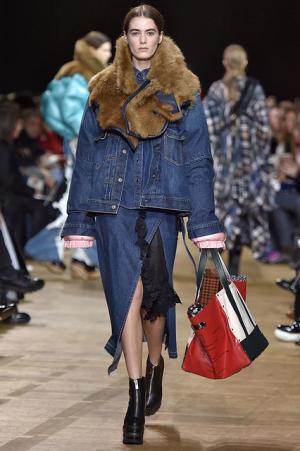 留まることなきハイブリッド、躍動するサカイのワードローブ【2017-18秋冬ウィメンズ】