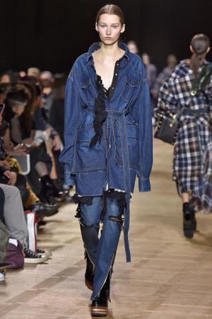 留まることなきハイブリッド、躍動するサカイのワードローブ【2017-18秋冬ウィメンズ】