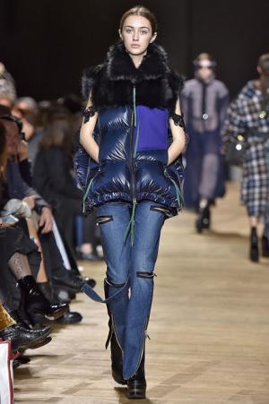 留まることなきハイブリッド、躍動するサカイのワードローブ【2017-18秋冬ウィメンズ】