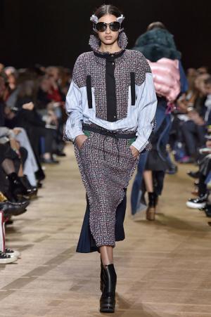 留まることなきハイブリッド、躍動するサカイのワードローブ【2017-18秋冬ウィメンズ】