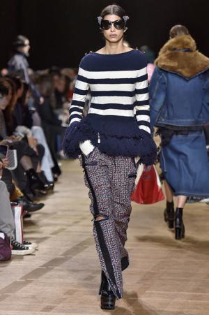 留まることなきハイブリッド、躍動するサカイのワードローブ【2017-18秋冬ウィメンズ】