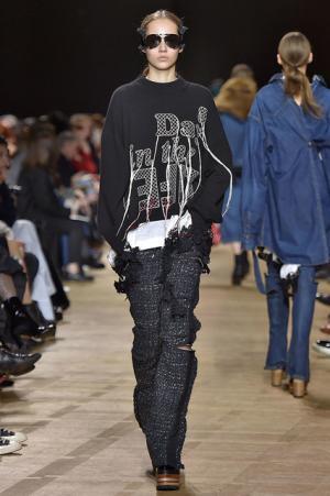 留まることなきハイブリッド、躍動するサカイのワードローブ【2017-18秋冬ウィメンズ】