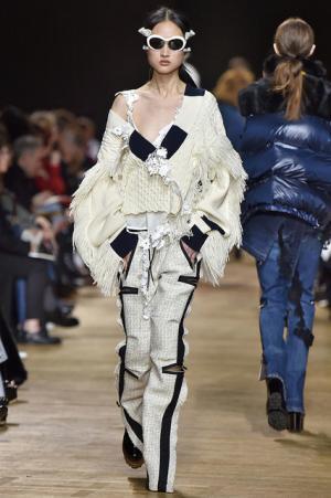 留まることなきハイブリッド、躍動するサカイのワードローブ【2017-18秋冬ウィメンズ】