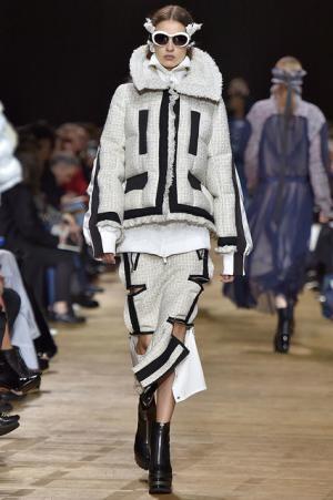 留まることなきハイブリッド、躍動するサカイのワードローブ【2017-18秋冬ウィメンズ】